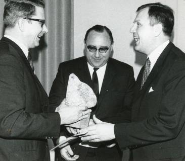 ARH Slg. Bartling 3010, Sonderschule, Überreichung eines Geschenks an Rektor Ewalt Behrens (r.) durch Oberamtsrat Felix Rohde (l.) und Baurat bzw. Ratsmitglied Fritz Seehausen (Mitte), Neustadt a. Rbge., 1969