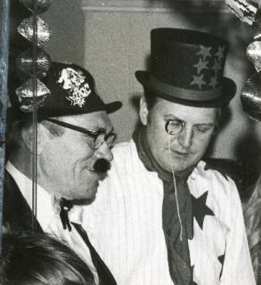 ARH Slg. Bartling 3011, Sonderschule, Kostümfest, Rektor Ewalt Behrens als Uncle Sam (r.) und Hausmeister Blume, Doppelporträt, Neustadt a. Rbge., 1971