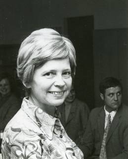 ARH Slg. Bartling 3012, Sonderschule, Konrektorin Steinmann, Einzelporträt, Neustadt a. Rbge., um 1971