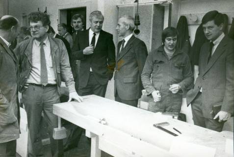 ARH Slg. Bartling 3023, Kreisberufsschule in der Goethestraße, Halle, Vorführung von Schreiner- und Zimmererarbeiten an einer Hobelbank vor zahlreichen Gästen, Neustadt a. Rbge., um 1974