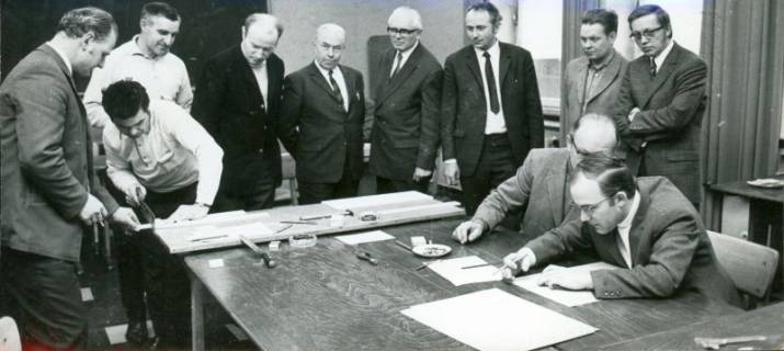 ARH Slg. Bartling 3026, Kreisberufsschule in der Goethestraße, Büro, Vorführung von Zeichner und Tischlerarbeiten (?) vor zahlreichen Gästen, Neustadt a. Rbge., 1971