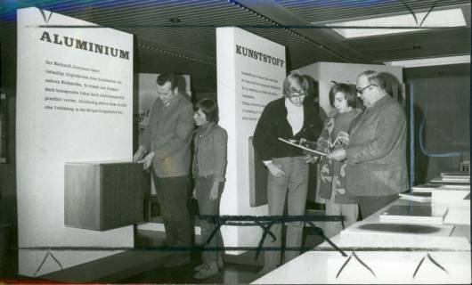 ARH Slg. Bartling 3029, Kreisberufsschule in der Goethestraße, Halle, Ausstellung von Arbeiten mit Aluminium und mit Kunststoff, Neustadt a. Rbge., 1972