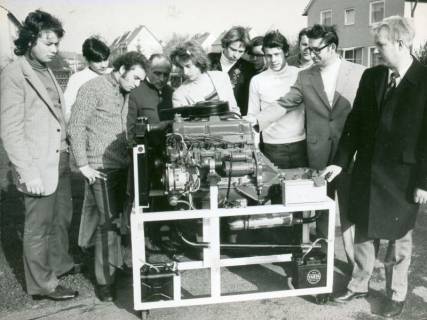 ARH Slg. Bartling 3033, Kreisberufsschule in der Goethestraße, Außenbereich, Vorführung eines Verbrennungsmotors vor jungen Besuchern, Neustadt a. Rbge., 1971
