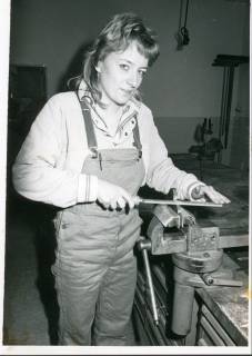 ARH Slg. Bartling 3038, Kreisberufsschule in der Goethestraße, Lehrwerkstatt, junge Frau mit Feile am Schraubstock stehend, Neustadt a. Rbge., um 1971