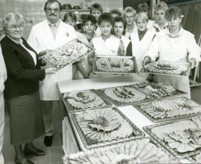 ARH Slg. Bartling 3042, Kreisberufsschule in der Goethestraße, Lehrküche, Schülergruppe mit Lehrerin Charlotte Heckermann und Lehrer Jürgen Heisen bei der Präsentation von kalten Fleischplatten, Neustadt a. Rbge, um 1971