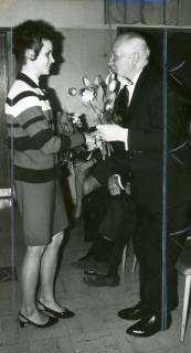 ARH Slg. Bartling 3048, Kreisberufsschule, Glückwunsch und Überreichung eines Blumenstraußes an eine junge Frau durch einen älteren Herrn, Neustadt a. Rbge., 1970