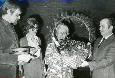 ARH Slg. Bartling 3050, Kreisberufsschule, Glückwunsch und Überreichung eines Geschenkkorbs an Helene Hadlich durch Studiendirektor Walter Nordmeyer (r.), Neustadt a. Rbge., 1973