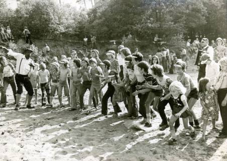 ARH Slg. Bartling 3086, Zahlreiche Kinder in einer Sandgrube aufgestellt zum Start bei einem Langlauf durch die sandige Grube, Starter (l.): Billy Mo (?), Neustadt a. Rbge., um 1974