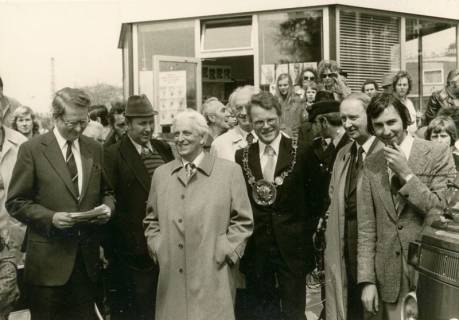 ARH Slg. Bartling 3100, Einweihung der Eisenbahn-Unterführung und des Zentralen Omnibusbahnhofs: Honoratioren bei der Eröffnung des Busbahnhofs vor dem Pavillon, Neustadt a. Rbge., 1975