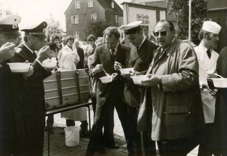 ARH Slg. Bartling 3105, Einweihung der Eisenbahn-Unterführung und des Zentralen Omnibusbahnhofs: Erbsensuppenessen der Polizisten und Organisatoren, Neustadt a. Rbge., 1975