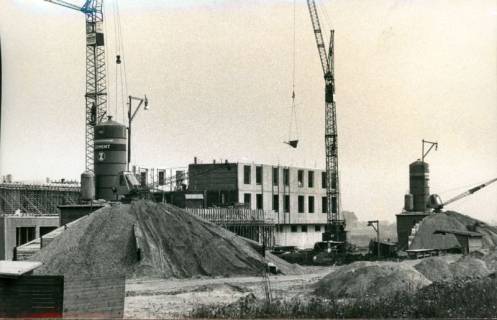 ARH Slg. Bartling 3125, Kreiskrankenhaus (später: KRH Klinikum Neustadt a. Rbge.), Neubau: Errichtung des Erdgeschosses mit zwei Kränen und Betonmischer, Neustadt a. Rbge., 1969