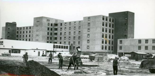 ARH Slg. Bartling 3130, Kreiskrankenhaus (später: KRH Klinikum Neustadt a. Rbge.), Neubau: Pflasterarbeiten für die Parkplätze vor dem Gebäude, Ansicht von Nordwesten, Neustadt a. Rbge., 1971