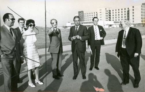 ARH Slg. Bartling 3133, Kreiskrankenhaus (später: KRH Klinikum Neustadt a. Rbge.), Neubau: Besuch einer Gruppe von Prominenten vor dem fertiggestellten Krankenhaus, Neustadt a. Rbge., 1971