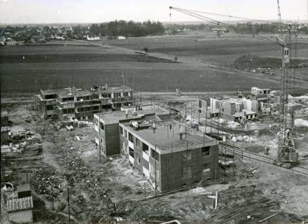 ARH Slg. Bartling 3134, Kreiskrankenhaus (später: KRH Klinikum Neustadt am Rübenberge), Neubau: Blick vom Dachgeschoss des Bettenhauses nach Nordwesten auf die im Bau befindlichen Schwesternhäuser, Neustadt a. Rbge., 1971