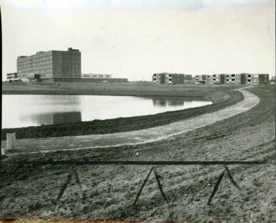 ARH Slg. Bartling 3136, Kreiskrankenhaus (später: KRH Klinikum Neustadt a. Rbge.), Lindenstraße 75, Neubau: Blick von Südosten über den Teich auf den gesamten Komplex zwischen Bettenhaus und Schwesternhäusern, Neustadt a. Rbge., 1972