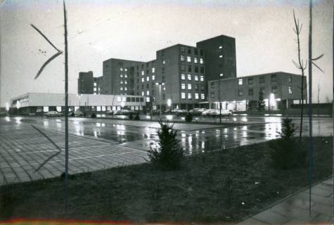ARH Slg. Bartling 3138, Kreiskrankenhaus (später: KRH Klinikum Neustadt a. Rbge.), Lindenstraße 75, Neubau: Ansicht des fertigen Bettenhauses samt Verwaltungstrakt mit abendlicher Beleuchtung, Neustadt a. Rbge., 1972