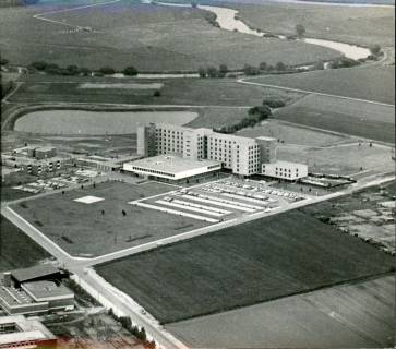 ARH Slg. Bartling 3139, Kreiskrankenhaus (später: KRH Klinikum Neustadt a. Rbge.), Lindenstraße 75, Neubau: Luftbild / Schrägansicht des gesamten fertigen Komplexes mit Bettenhaus, Neustadt a. Rbge., 1973