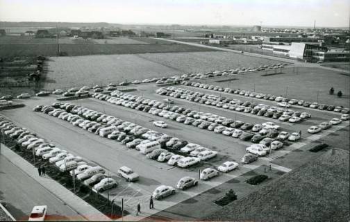 ARH Slg. Bartling 3140, Kreiskrankenhaus (später: KRH Klinikum Neustadt a. Rbge.), Lindenstraße 75, Neubau: Blick vom Dach des Bettenhauses nach Nordwesten auf den voll besetzten Besucherparkplatz, Neustadt a. Rbge., 1973