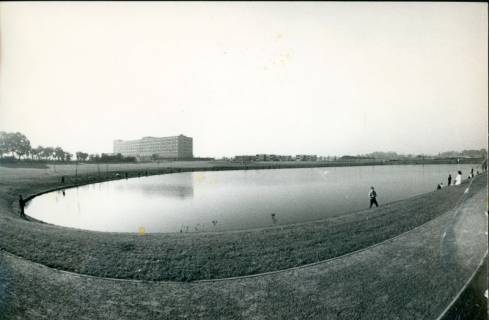 ARH Slg. Bartling 3141, Kreiskrankenhaus (später: KRH Klinikum Neustadt a. Rbge.), Lindenstraße 75, Neubau: Blick vom südöstlichen Ufer über den gesamten Teich auf das Bettenhaus und die Schwesternhäuser, Neustadt a. Rbge., 1973