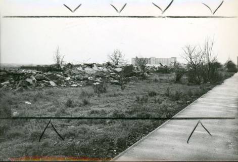 ARH Slg. Bartling 3142, Kreiskrankenhaus (später: KRH Klinikum Neustadt a. Rbge), Lindenstraße 75, Neubau: Blick vom Straßenrand über die Trümmer der abgerissenen Häuser an der Lindenstraße auf das Bettenhaus im Norden, Neustadt a. Rbge. , 1974