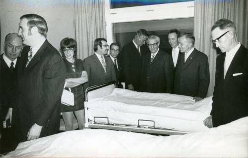 ARH Slg. Bartling 3145, Kreiskrankenhaus (später: KRH Klinikum Neustadt a. Rbge.), Lindenstraße 75, Besichtigung eines Krankenzimmers, Neustadt a. Rbge., 1972