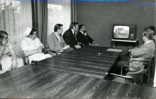 ARH Slg. Bartling 3148, Kreiskrankenhaus (später: KRH Klinikum Neustadt a. Rbge.), Lindenstraße 75: Gruppe von Mitarbeitern vor einem Fernseher, Neustadt a. Rbge., 1972