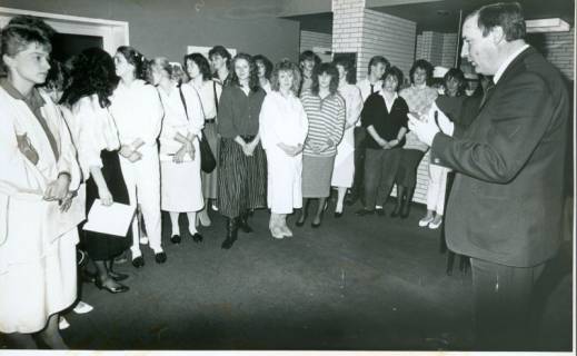 ARH Slg. Bartling 3153, Kreiskrankenhaus (später: KRH Klinikum Neustadt a. Rbge.), Lindenstraße 75: Gruppenfoto mit Krankenpflegerschülern und Schwesternschülerinnen (?), Neustadt a. Rbge., um 1975