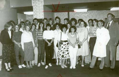ARH Slg. Bartling 3154, Kreiskrankenhaus (später: KRH Klinikum Neustadt a. Rbge.), Lindenstraße 75: Gruppenfoto mit Krankenpflegerschülern und Schwesternschülerinnen (?), Neustadt a. Rbge., um 1975