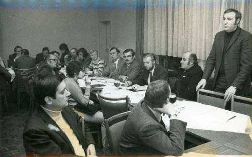 ARH Slg. Bartling 3158, Friedrich Schmidt (später: Manhal) im Stehen referierend bei einer Versammlung von am Tisch sitzenden SPD-Parteigenossen (SPD), Neustadt a. Rbge., 1971