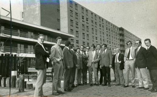 ARH Slg. Bartling 3159, Kreiskrankenhaus (später: KRH Klinikum Neustadt a. Rbge.), Lindenstraße 75, Neubau: Besuch von Mitarbeitern der Kreisverwaltung, Gruppenfoto vor der Fassade der Rückseite des Bettenhauses, Neustadt a. Rbge., 1972