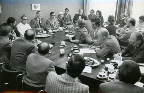 ARH Slg. Bartling 3160, Kreiskrankenhaus (später: KRH Klinikum Neustadt a. Rbge.), Lindenstraße 75: größere Versammlung im Konferenzzimmer, Neustadt a. Rbge., 1972