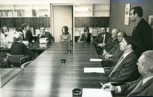 ARH Slg. Bartling 3161, Kreiskrankenhaus (später: KRH Klinikum Neustadt a. Rbge.), Lindenstraße 75: Versammlung im Konferenzzimmer unter der Leitung von Kreisdirektor Wolfgang Kunze (stehend rechts), Neustadt a. Rbge., 1973