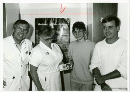 ARH Slg. Bartling 3169, Entgegennahme eines 500 DM-Geldscheins für den Kumasi-Hilfsfonds (?), überreicht von zwei jungen Leuten, durch Dr. Carsten Hotes und Schwester Erika (beide in Dienstkleidung), Neustadt a. Rbge., um 1972