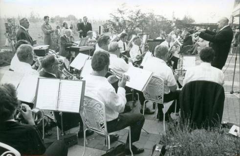 ARH Slg. Bartling 3177, Kreiskrankenhaus (später: KRH Klinikum Neustadt a. Rbge.), Lindenstraße 75: Konzert der Bordenauer Blaskapelle mit Dirigent Wilhelm Kiel auf der Terrasse hinter dem Bettenhaus, Neustadt a. Rbge., 1973