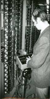 ARH Slg. Bartling 3184, Fernmeldebeamter mit Prüfgerät vor einer elektromechanischen Vermittlungsstelle stehend beim Postamt, Neustadt a. Rbge., 1971