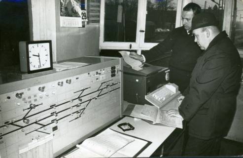 ARH Slg. Bartling 3192, Stellwerk an der Siemensstraße, Blick auf die Schalttafel im Arbeitsraum, rechts N. N. und der Bahnhofsvorsteher Böker (r.), Bahnhof, Neustadt a. Rbge., 1971
