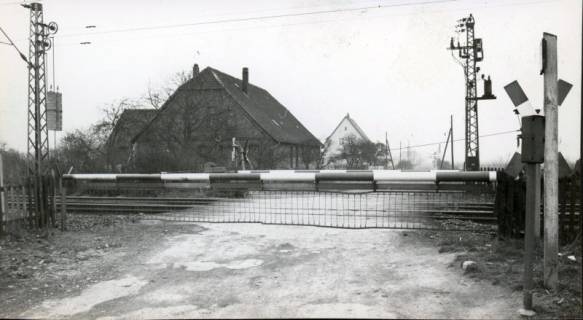 ARH Slg. Bartling 3197, Beschrankter Bahnübergang (bei geschlossener Schranke) an der Südstraße, Blick von Osten, Neustadt a. Rbge., 1974