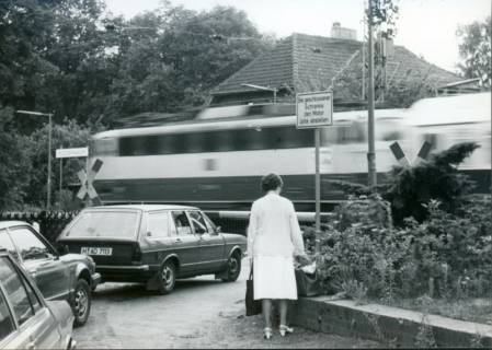 ARH Slg. Bartling 3207, Beschrankter Bahnübergang (bei geschlossener Schranke) am Haltepunkt, Poggenhagen, um 1970