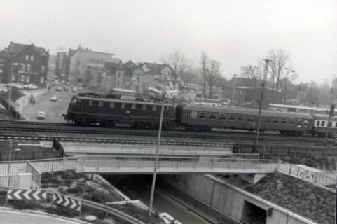 ARH Slg. Bartling 3221, Bahnunterführung Landwehr, die fertiggestellte Unterführung mit Eisenbahnzug auf der Brücke (Richtung Nienburg), Neustadt a. Rbge.,, 1975