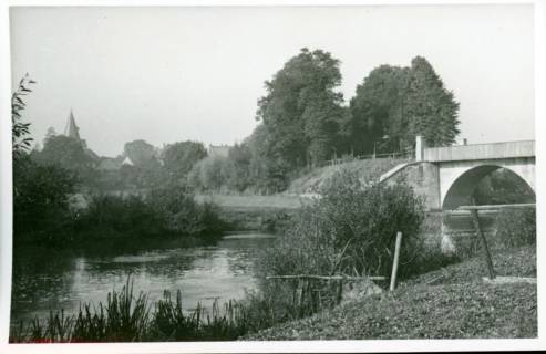 ARH Slg. Bartling 3229, Leine an der Mecklenhorster Straße, rechts die Löwenbrücke, links die Turmspitze der Liebfrauenkirche, Neustadt a. Rbge., um 1974