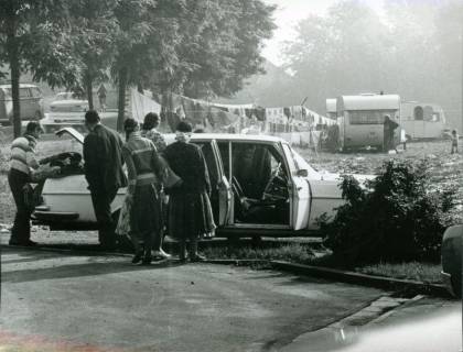 ARH Slg. Bartling 3232, Reisende mit PKW und Wohnwagen einschl. Wäscheleinen auf dem Amtswerder, Neustadt a. Rbge., 1972