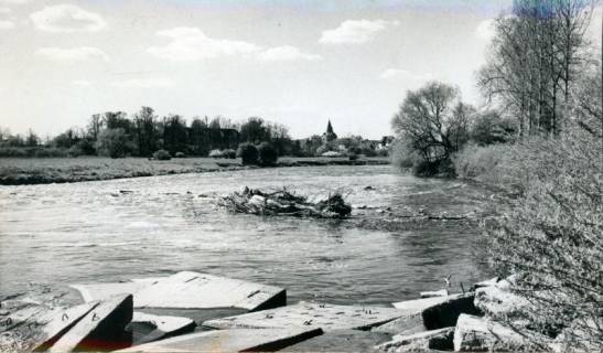ARH Slg. Bartling 3235, Leinetal am Wasserfall, Blick vom Ufer der Leine an der Apfelallee über die Betonplatten und eine Insel mit Totholz auf die Altstadt mit Turm der Liebfrauenkirche nach Norden, Neustadt a. Rbge., 1972