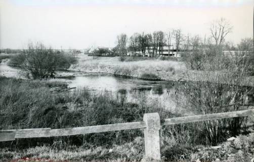 ARH Slg. Bartling 3237, Blick vom Amtswerder an der Löwenbrücke über die Große Leine nach Nordosten auf das FZZ an der Suttorfer Straße, Neustadt a. Rbge., um 1975