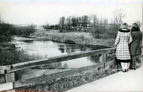 ARH Slg. Bartling 3242, Blick vom Amtswerder an der Löwenbrücke über die Große Leine nach Nordosten auf das FZZ an der Suttorfer Straße, rechts zwei junge Frauen über die Leine schauend, Neustadt a. Rbge., 1972