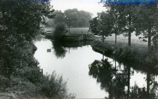 ARH Slg. Bartling 3244, Einfahrt zur Schleuse, Blick vom westlichen Ufer der Kleinen Leine in Richtung des Schleusentors, Neustadt a. Rbge., 1974