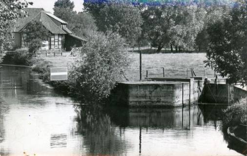 ARH Slg. Bartling 3245, Blick von der Mitte der Kleinen Leine auf die Einfahrt zum Schleusentor und auf das Mühlengebäude mit Mühlenwehr, Neustadt a. Rbge., 1974