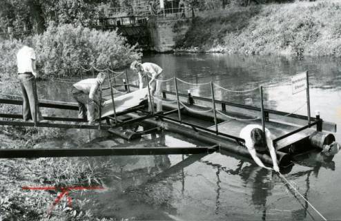 ARH Slg. Bartling 3249, Zusammenbau eines schwimmenden Bootsanlegers am Ufer der Kleinen Leine nahe der Schleuse, Neustadt a. Rbge., 1975