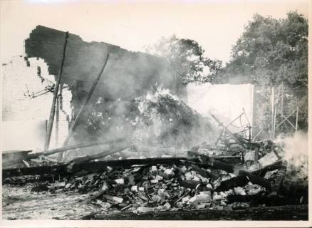 ARH Slg. Bartling 3258, Qualmende Trümmer eines abgebrannten Hauses auf dem Hof Klingemann, Schneeren, 1974