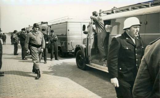 ARH Slg. Bartling 3273, Löscheinsatz der Feuerwehr im Toten Moor, Anfahrt von drei Fahrzeugen auf der Moorstraße, Neustadt a. Rbge., 1971
