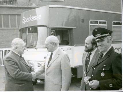 ARH Slg. Bartling 3292, Übergabe der mobilen Kreissparkassenzweigstelle; Bürgermeister Henry Hahn gratuliert dem Sparkassendirektor Alexander Ryback, Neustadt a. Rbge., 1983